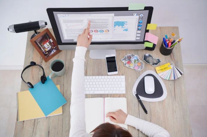 Schattenworte und Seelenspiegel – Die psycholinguistische Tiefe des fremden Schreibens